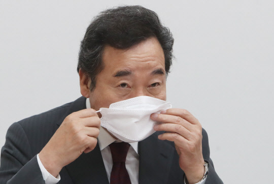 더불어민주당 이낙연 대선 경선 후보가 지난 7일 오전 경기도 성남시 대한수의사회에서 열린 정책간담회에서 마스크를 고쳐 쓰고 있다. 연합뉴스